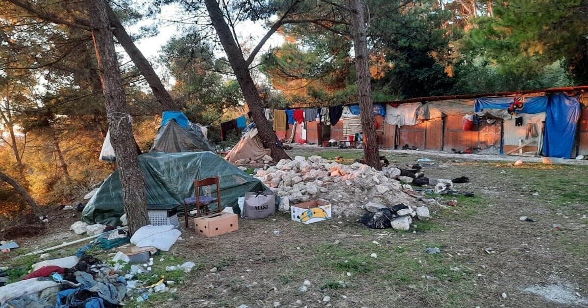 baraccopoli dove sono costretti a vivere chi lavora nei campi