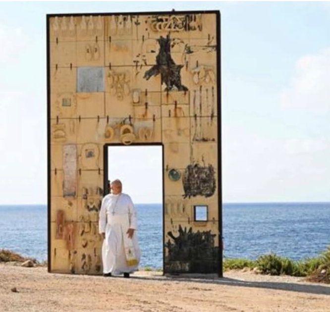 Papa Leone Lampedusa migranti attraversa la Porta d'Europa a Lampedusa il 4 luglio 2026