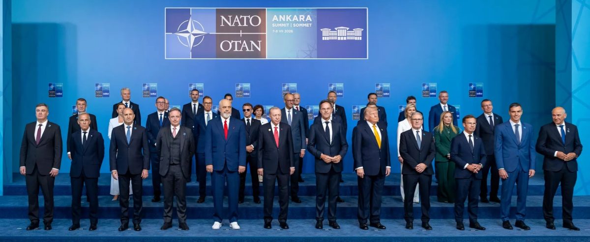 Foto di famiglia del vertice NATO Ankara 2026 con Meloni e Trump