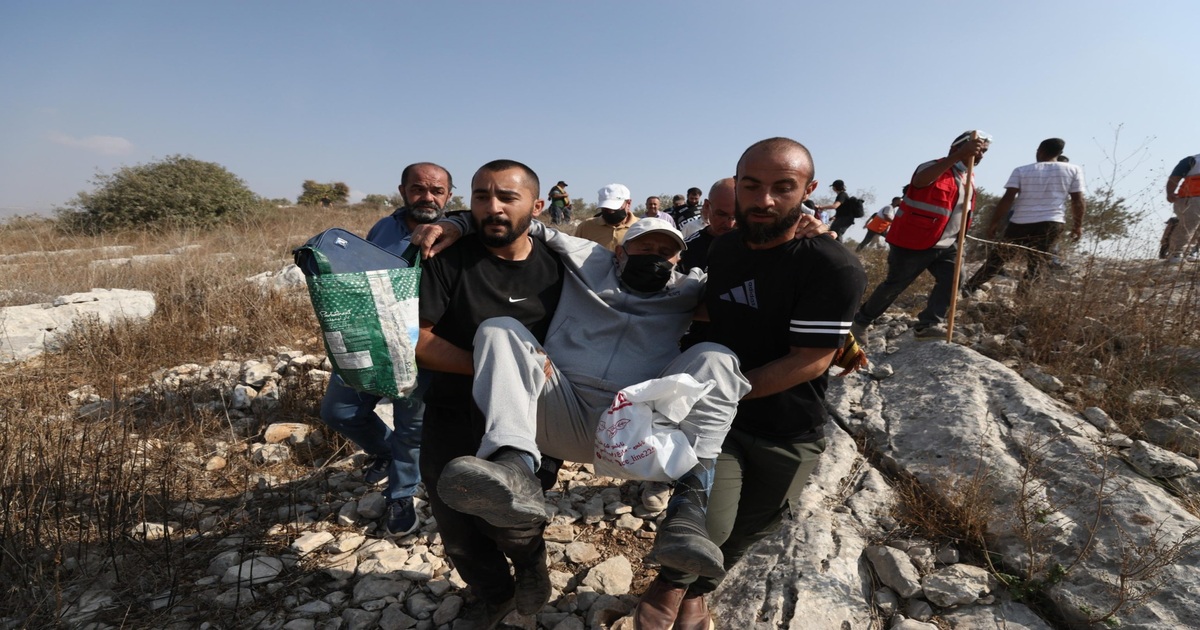 coloni di Havat Gilad e soldati israeliani a Tal, vicino Nablus, dopo l’assalto del 24 luglio 2026