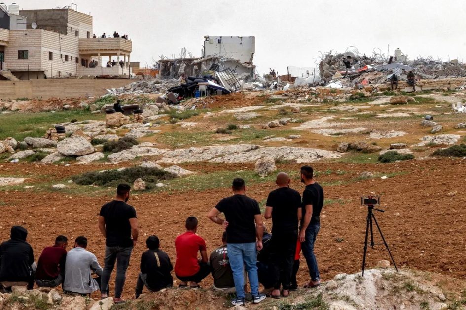 annessione della Cisgiordania: un avamposto di coloni israeliani sopra un villaggio palestinese in Area C