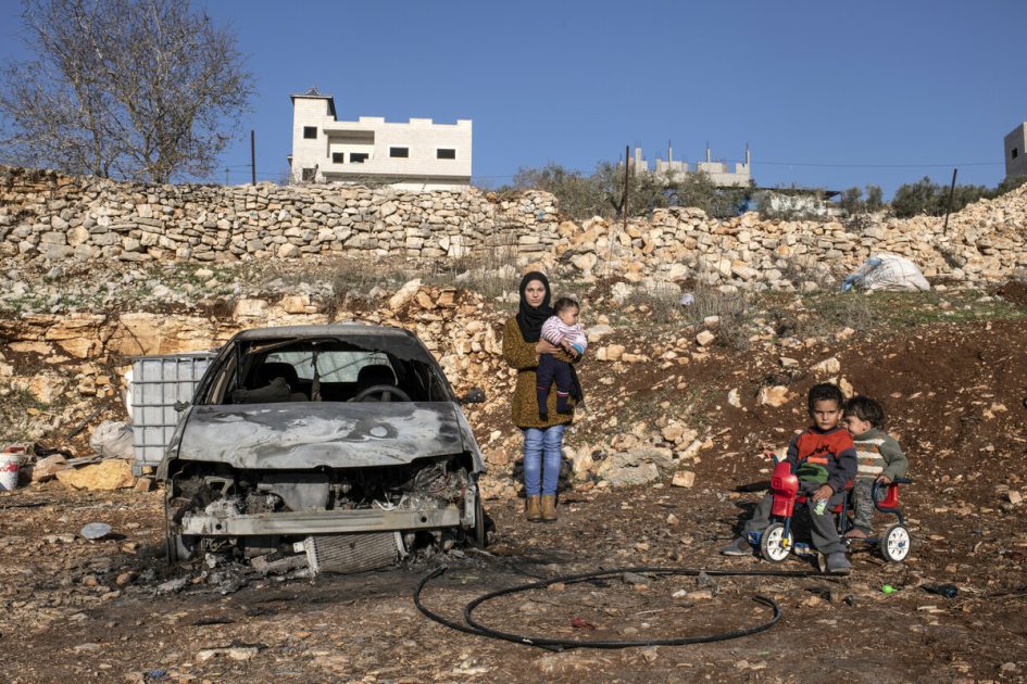 Annessione della Cisgiordania: un avamposto di coloni israeliani sopra un villaggio palestinese in Area C