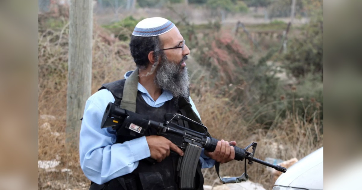 Violenza dei coloni in Cisgiordania, soldati israeliani presidiano il villaggio di Qusra durante l'assedio alle case palestinesi