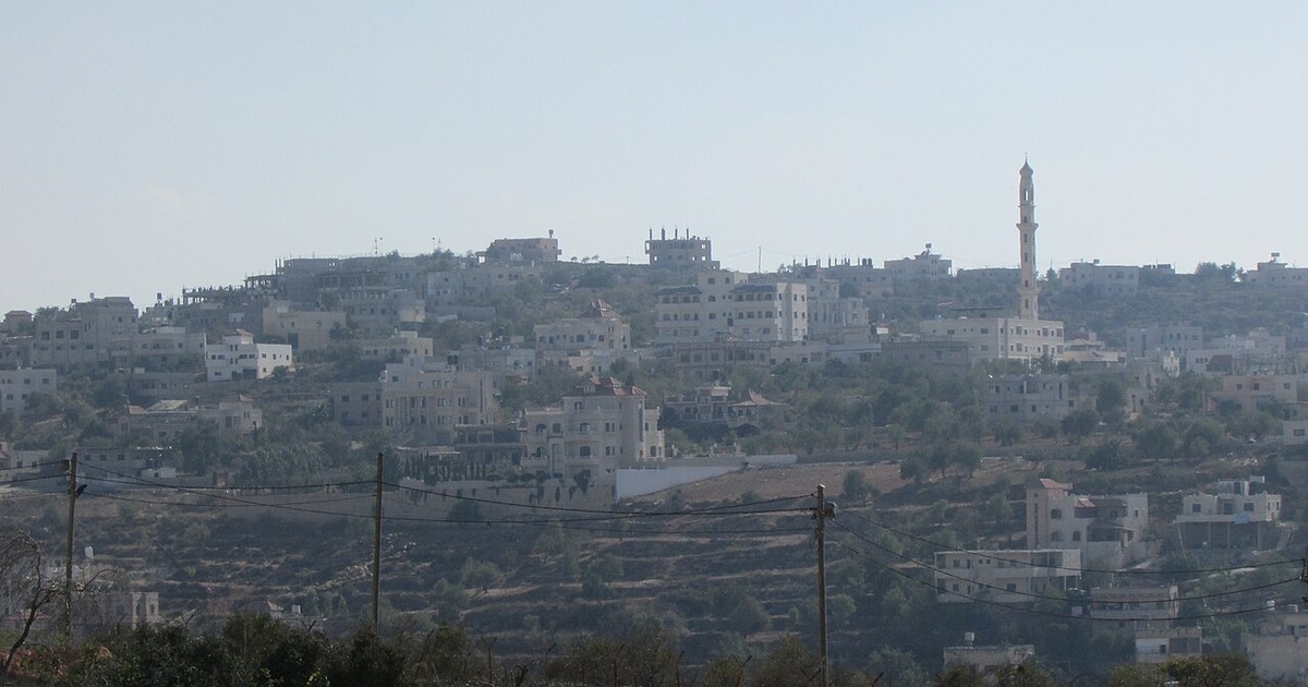 Violenza dei coloni in Cisgiordania, soldati israeliani presidiano il villaggio di Qusra durante l'assedio alle case palestinesi