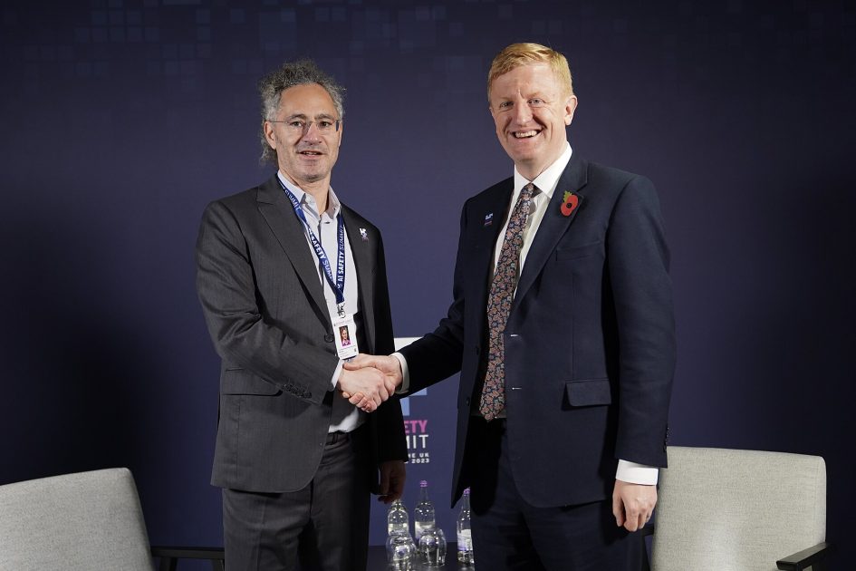 Alex Karp stringe la mano al vicepremier britannico Oliver Dowden, il sistema Palantir e i governi