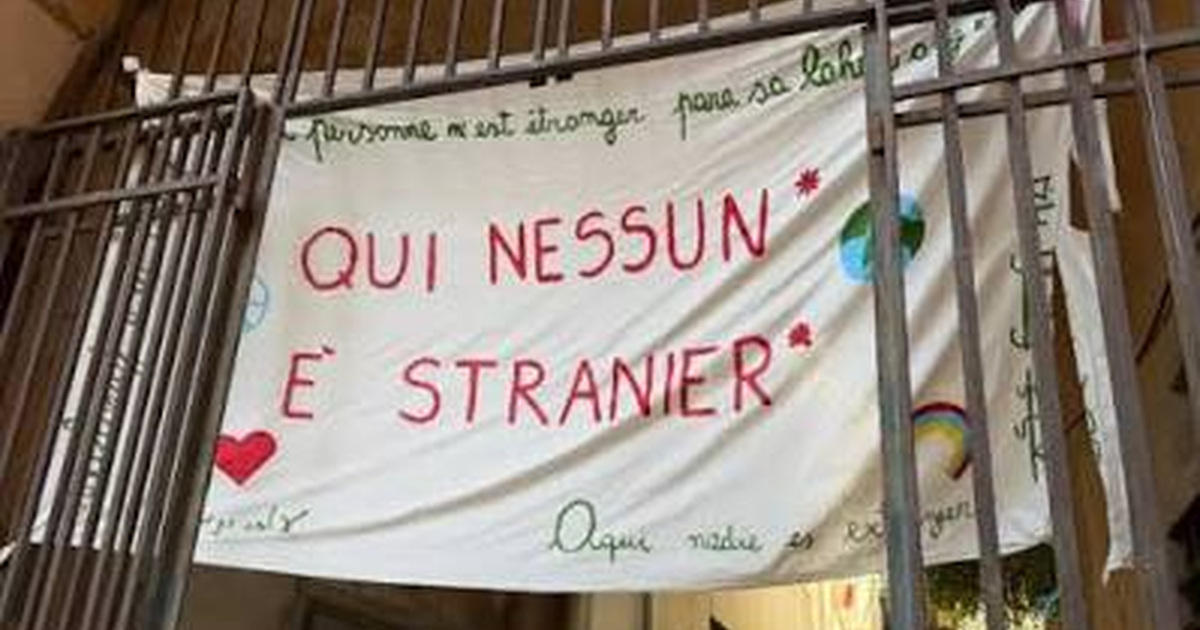 striscione Genova scuola Daneo rimosso dalla Digos con la scritta qui nessuno è straniero