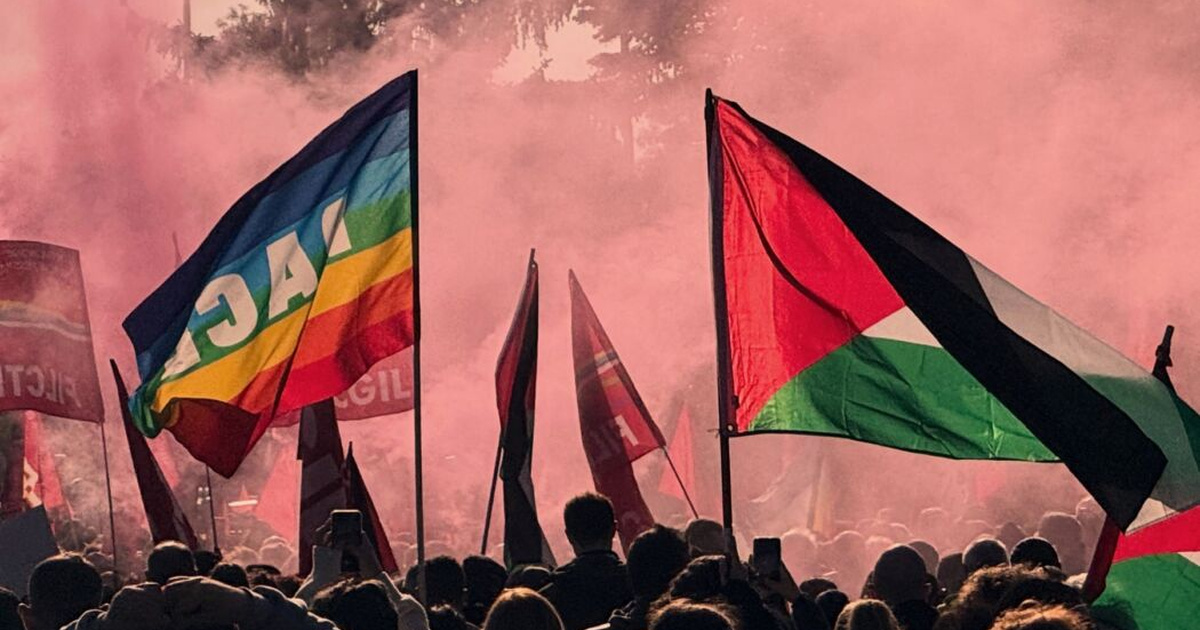 manifestazioni pro Palestina, bandiere palestinesi e della pace tra i fumogeni di un corteo