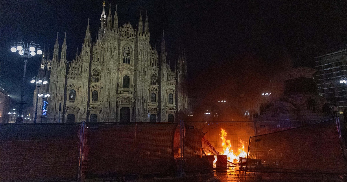 città negata fuochi in piazza Duomo