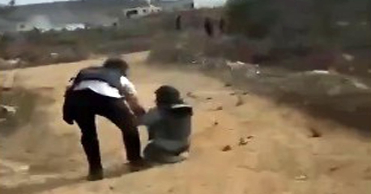 raccolta delle olive in Cisgiordania, la fotoreporter Heidi Levine a terra durante l’aggressione dei coloni