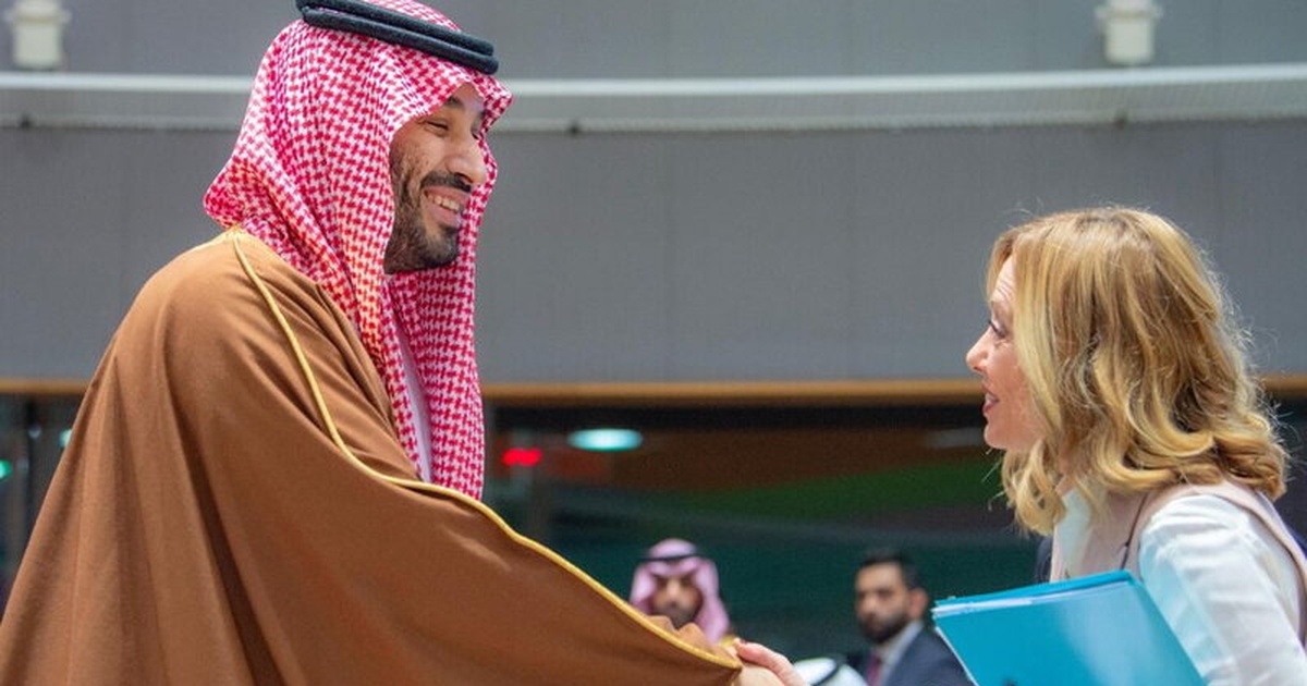 Leonardo in Arabia Saudita, Giorgia Meloni stringe la mano a Mohammed bin Salman