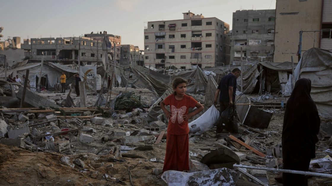 linea gialla Gaza, bambina palestinese tra le tende degli sfollati e le macerie
