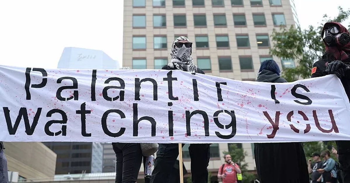 Palantir NHS, striscione Palantir is watching you durante una protesta contro la sorveglianza